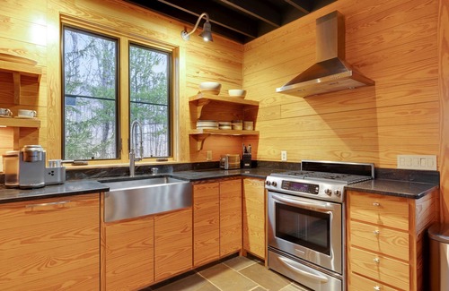 Providence Cabina | Private Modern Cabin with hot tub and outdoor shower. Pet friendly!