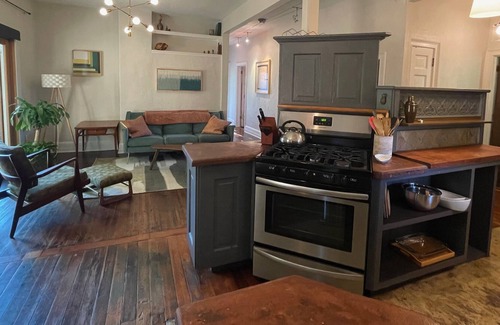 Asheville Cabaña | Private Modern Cottage 10 min walk to River Arts and South Slope