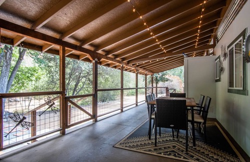 Springville Cabina | Private Mountain Getaway - Year-Round Creek - Cozy & Peaceful Retreat