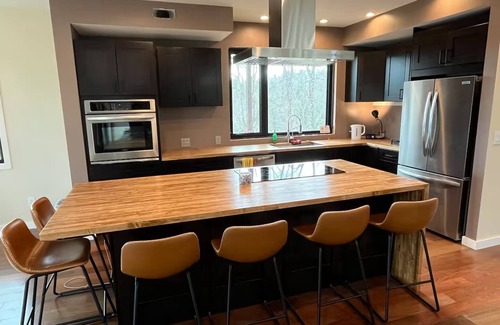 Marshall Casa | Private Mountain Top Escape with Hot Tub, Theater, Game Room & Fire Pit