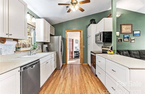 Maple Springs Cabaña | Private Mtn Cottage, w Views, location, Fire Pit, Pet Friendly .Winter Special