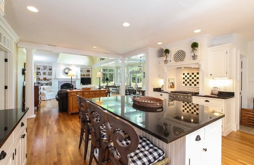 Osterville Casa | Fabulosa casa de estilo Nantucket en Osterville con piscina climatizada y pase de playa.