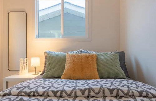 Southeast Calgary Casa | Private neat and cozy room with shared living room and kitchen
