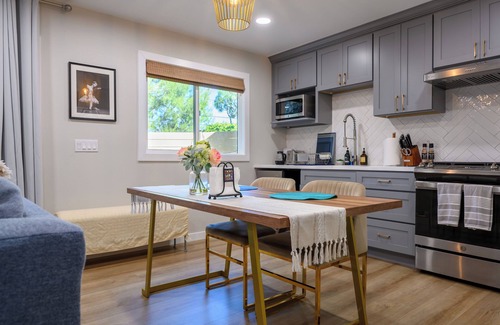 Bonita Casa | Big Oak Tree Retreat - Brand New Modern Private Guest Suite
