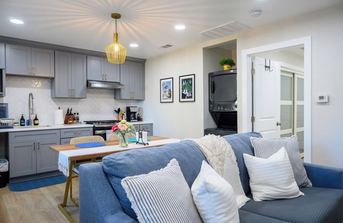 Bonita Casa | Big Oak Tree Retreat - Brand New Modern Private Guest Suite