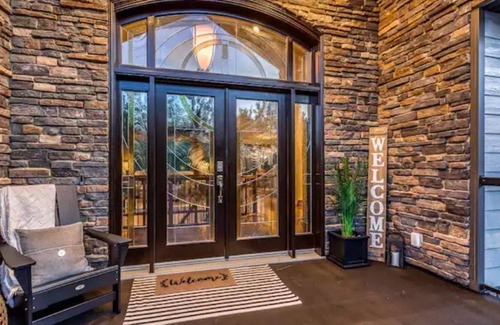 Airdrie Casa | Private Oasis with Hot Tub