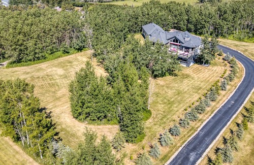 Airdrie Casa | Private Oasis with Hot Tub