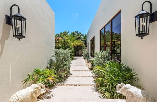 Bayside Historic District Villa | Private Oasis with Pool sleeps 12, Brand new !