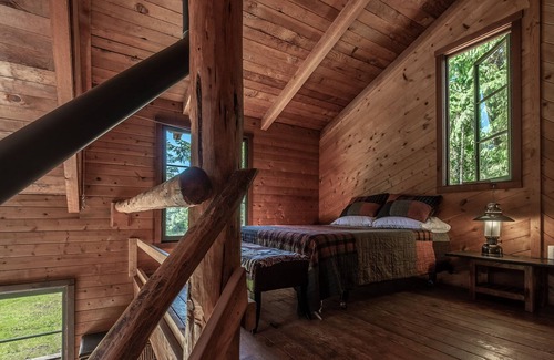 Smith River Cabina | Private Off Grid cabin on North Fork of Smith River - WiFi - Pet Friendly
