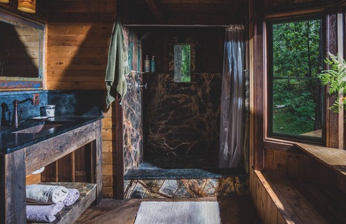 Smith River Cabina | Private Off Grid cabin on North Fork of Smith River - WiFi - Pet Friendly