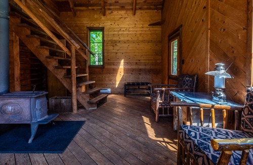 Smith River Cabina | Private Off Grid cabin on North Fork of Smith River - WiFi - Pet Friendly