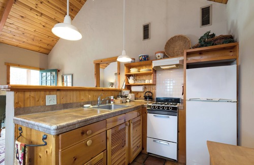 Ahwahnee Cabaña | Private One-Bedroom Cottage with Kitchen: Your Romantic Hideaway near Yosemite