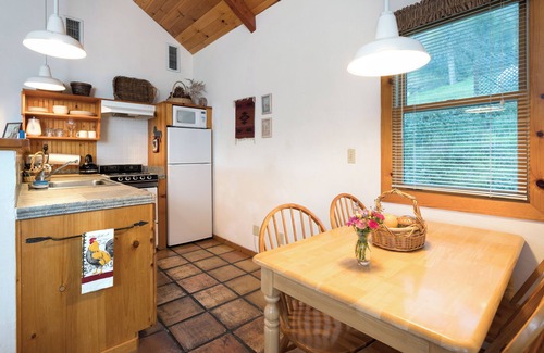 Ahwahnee Cabaña | Private One-Bedroom Cottage with Kitchen: Your Romantic Hideaway near Yosemite