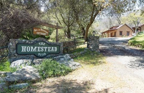 Ahwahnee Cabaña | Private One-Bedroom Cottage with Kitchen: Your Romantic Hideaway near Yosemite
