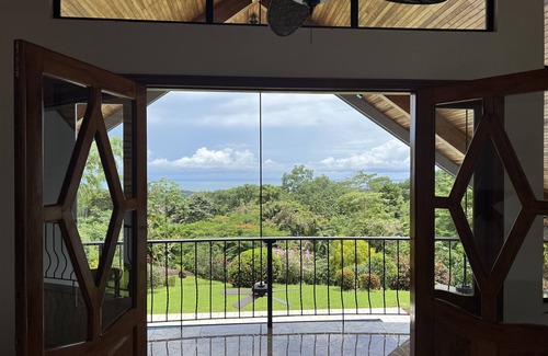 Ballena Casa | Paraíso privado --- Encantadora y espaciosa casa con gran piscina y vista al mar