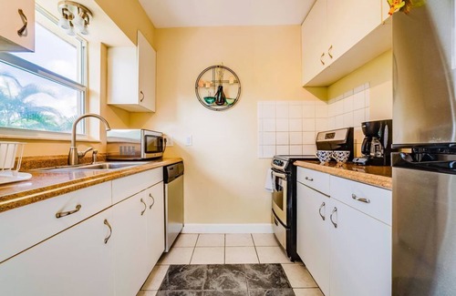 Lake Ridge Apartamento | # 1: 1BR soleado y tranquilo con patio privado. Cocina equipada para cocinar.