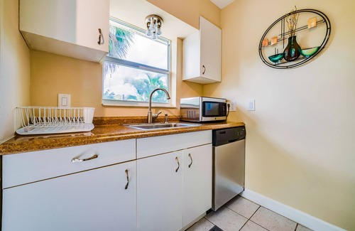 Lake Ridge Apartamento | # 1: 1BR soleado y tranquilo con patio privado. Cocina equipada para cocinar.
