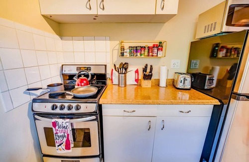 Lake Ridge Apartamento | # 1: 1BR soleado y tranquilo con patio privado. Cocina equipada para cocinar.