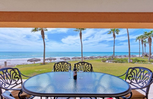 Puerto Penasco Condominio | ¡Planta baja! A pasos del patio privado a la playa, piscinas, bar en la piscina, jacuzzis.