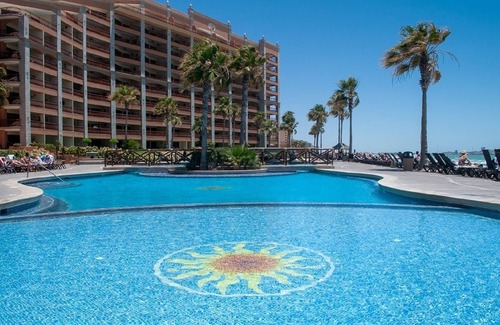 Puerto Penasco Condominio | ¡Planta baja! A pasos del patio privado a la playa, piscinas, bar en la piscina, jacuzzis.