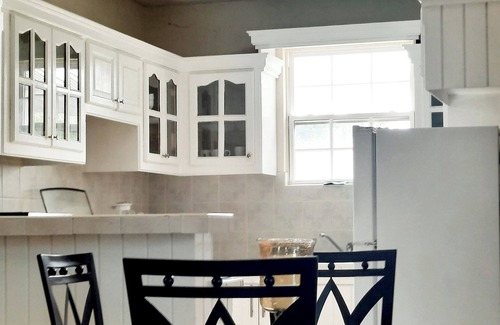 St. Lawrence Gap Apartamento | Suite privada en el piso de arriba condominio en Mangoville