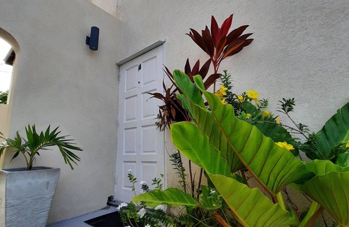 St. Lawrence Gap Apartamento | Suite privada en el piso de arriba condominio en Mangoville