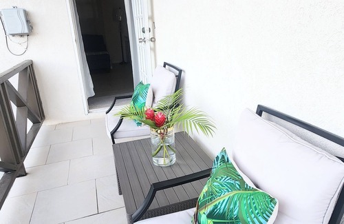 St. Lawrence Gap Apartamento | Suite privada en el piso de arriba condominio en Mangoville