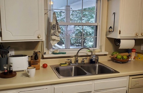 Greensboro Casa | Private & Peaceful w/Hot Tub, Fireplace, Popcorn Machine. 15 Mins to Everything