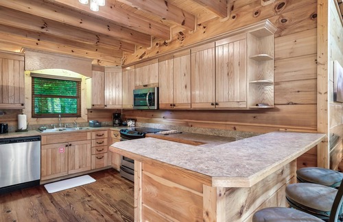 Gatlinburg - Pigeon Forge Cabina | Private Pickle-ball and Basketball Court / Kids Climbing Wall / Hot Tub / Arcade