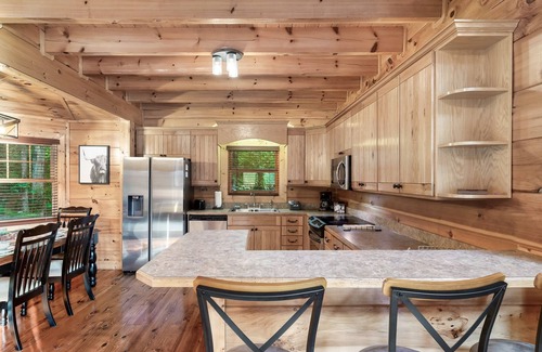Gatlinburg - Pigeon Forge Cabina | Private Pickle-ball and Basketball Court / Kids Climbing Wall / Hot Tub / Arcade