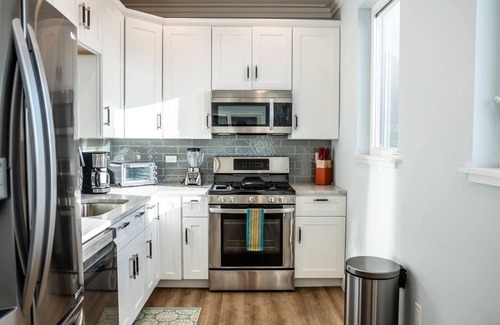 Estate Frenchman Bay Villa | Walk to the Beach - POOL - Pickleball Court!