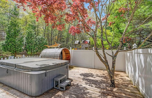 Stroudsburg Casa | Private Poconos Home w/Pool and 12 Person Hot tub Brand New
