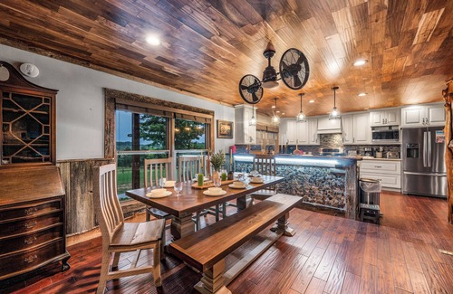 Sevierville Cabina | Private pond cabin, Weddings & events, sleeps 24!