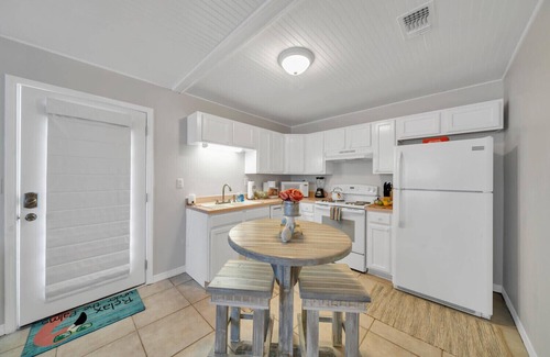 Fort Walton Beach - Destin Cabaña | Private Pool, 2 blocks to beach & 1 bloc to The Henderson, great location