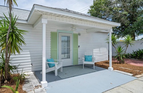 Fort Walton Beach - Destin Cabaña | Private Pool, 2 blocks to beach & 1 bloc to The Henderson, great location