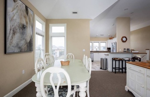 Currituck County Casa | Private Pool + hot tub w/ Ocean Views!