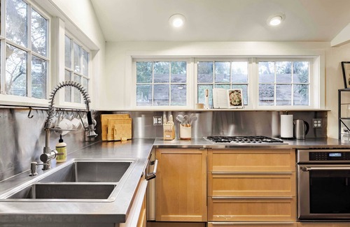East Cesar Chavez Casa | Private Pool & Fire Pit, Downtown Holly District