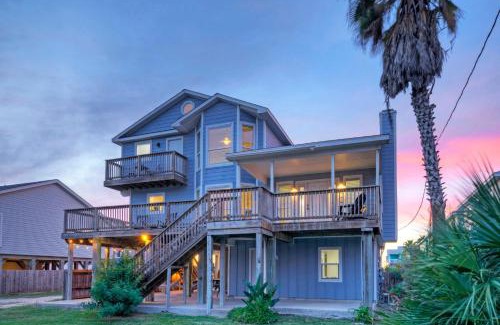 Port Aransas Casa | Private Pool Game Room Patio Near the Beach Palm House by AvantStay