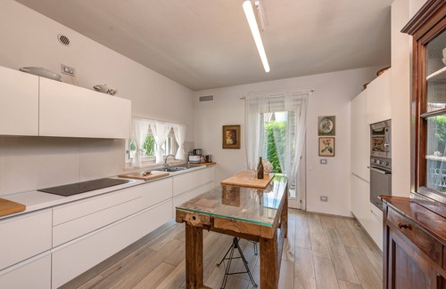 Colico Villa | Piscina privada, jardín de 2000 m2, paseo a la playa y al centro