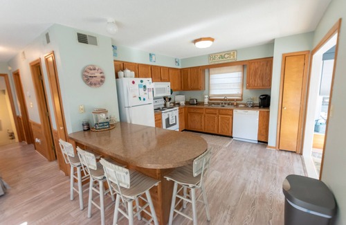 Colington Casa | Private Pool🏊‍♂️ Hot Tub⛱ Walk or Bike to Beach🌊Soundview, Privacy Fence
