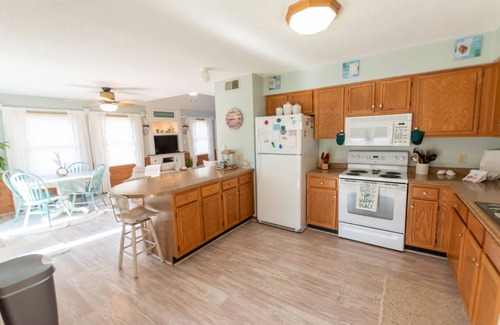 Colington Casa | Private Pool🏊‍♂️ Hot Tub⛱ Walk or Bike to Beach🌊Soundview, Privacy Fence