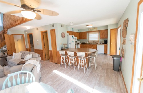 Colington Casa | Private Pool🏊‍♂️ Hot Tub⛱ Walk or Bike to Beach🌊Soundview, Privacy Fence