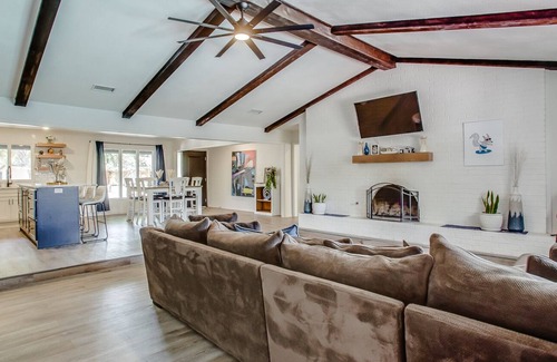 Lubbock Casa | Private pool/spa hidden Oasis getaway with 2 car garage parking in South Lubbock