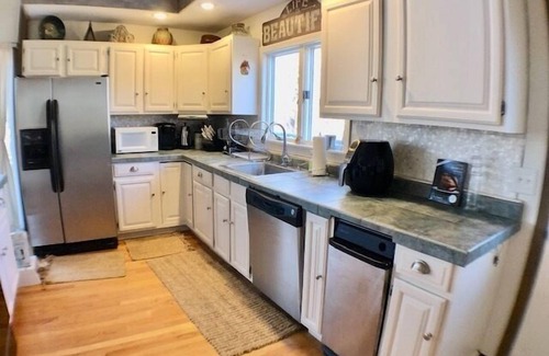 South Yarmouth Casa | Private Pool, Tennis/Basketball Court, And Room For The Whole Family