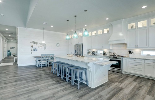Crystal Beach Casa | PRIVATE POOL & HOT TUB!!! Sleeps 22 w/ 3 King Master Suites & 8 Queen beds!!!