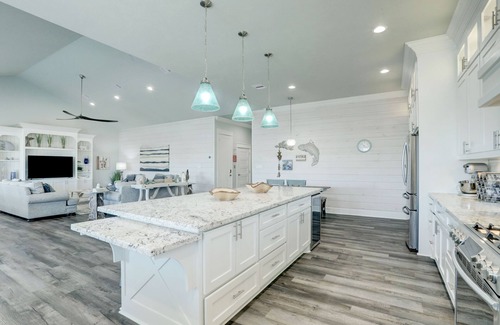 Crystal Beach Casa | PRIVATE POOL & HOT TUB!!! Sleeps 22 w/ 3 King Master Suites & 8 Queen beds!!!