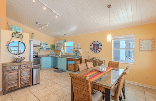 Mid Island Casa | ⭐Private Pool | Steps to the Beach | Backyard Tiki Bar | Blue Starfish⭐