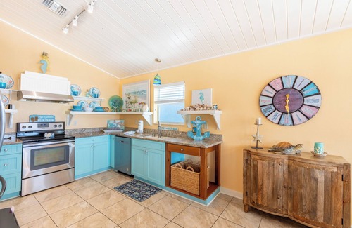 Mid Island Casa | ⭐Private Pool | Steps to the Beach | Backyard Tiki Bar | Blue Starfish⭐