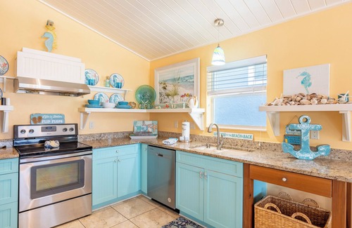 Mid Island Casa | ⭐Private Pool | Steps to the Beach | Backyard Tiki Bar | Blue Starfish⭐