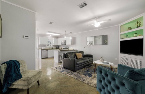Sunnyside Casa | Private Pool Backyard Oasis! Tiki Bar. 3 blocks to beach. Quiet West End by 30A!